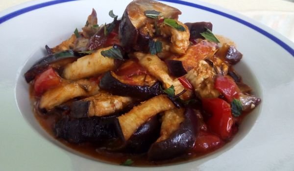 Задушени патладжани с домати