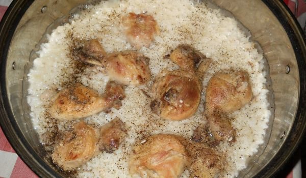 Задушени пилешки бутчета с ориз