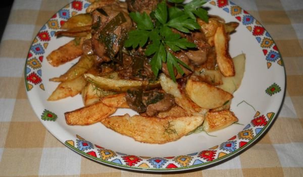 Задушени пилешки дробчета с пържени картофи
