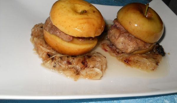 Задушени пилешки дробчета в карамелизирани ябълки