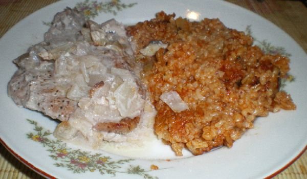 Задушени пържоли, гарнирани с ориз