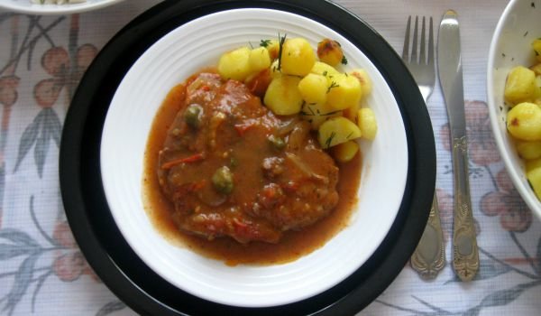 Задушени пържоли с доматен сос и каперси