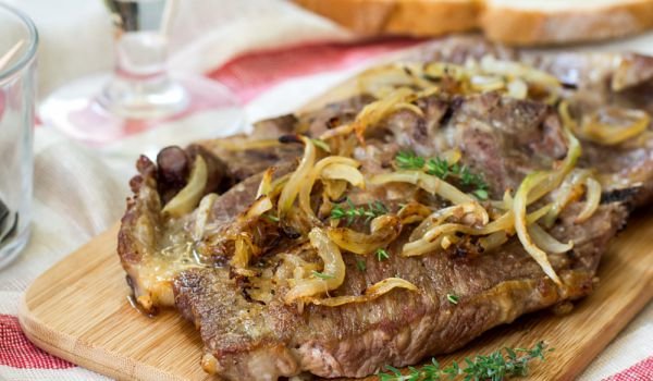 Задушени пържоли с лук