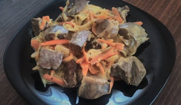 Задушени сърца с лук, моркови и заквасена сметана