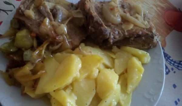 Задушени свински котлети