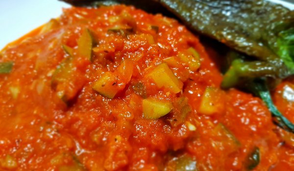 Задушени тиквички с домати и чесън