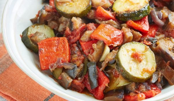 Задушени тиквички с галета