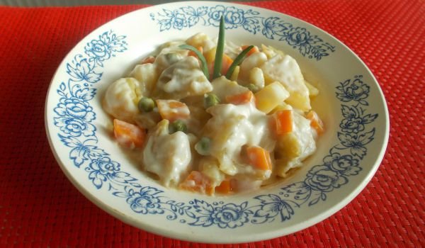 Задушени зеленчуци с бял сос