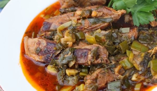 Задушено агнешко бутче със зелен лук