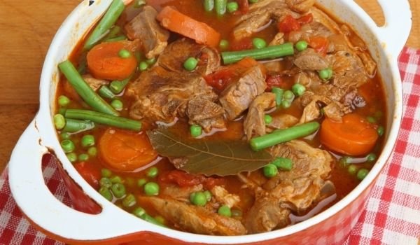 Задушено агнешко с лук