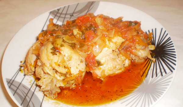 Задушено ароматно пиле в зеленчуков сос