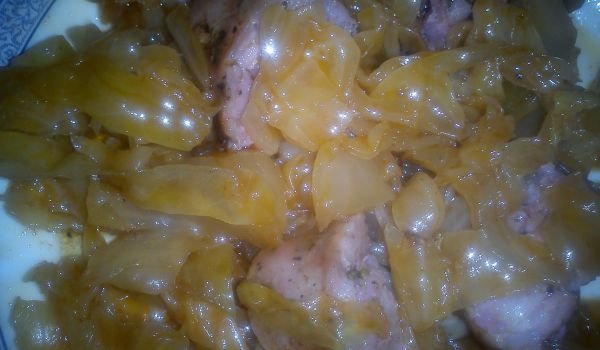 Задушено кисело зеле с кълцана наденица