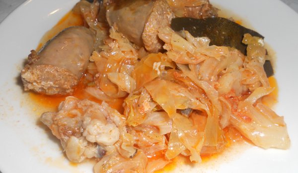 Задушено кисело зеле със сурова наденица