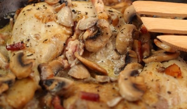 Задушено пиле с гъби