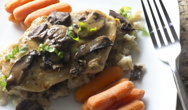 Задушено пиле с гъби