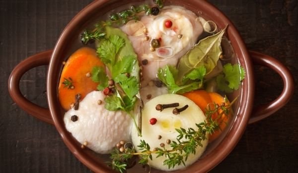 Задушено пиле с картофи и зеленчуци