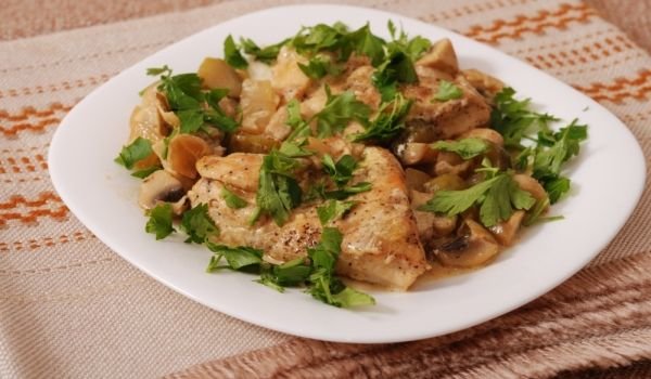 Задушено пиле с вкусен сос