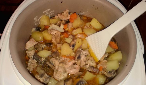Задушено свинско с картофи и гъби в мултикукър