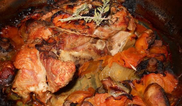 Задушено свинско с моркови и гъби