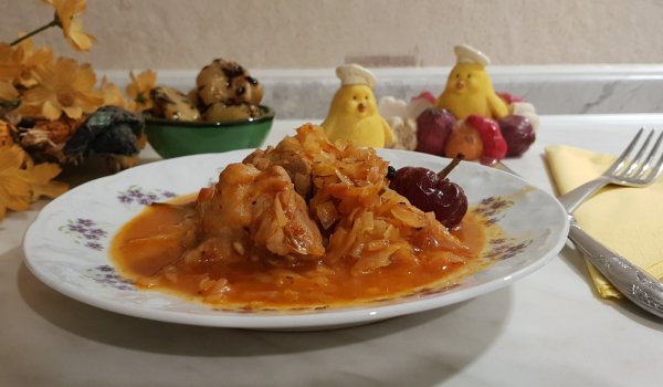 Задушено свинско със зеле