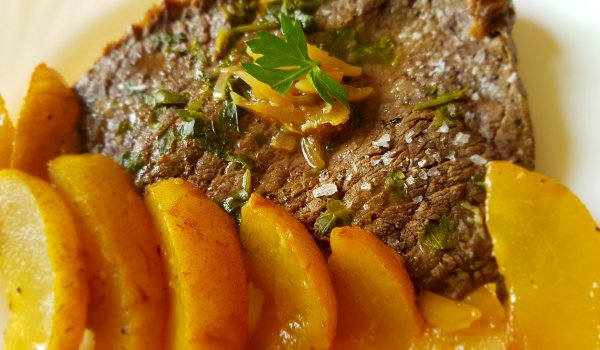 Задушено телешко с круши