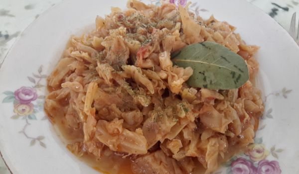 Задушено зеле с домати