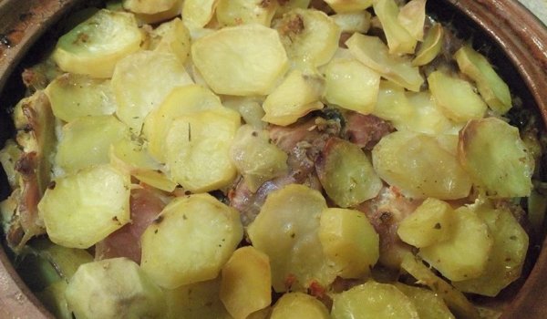 Заек с картофи в гювеч
