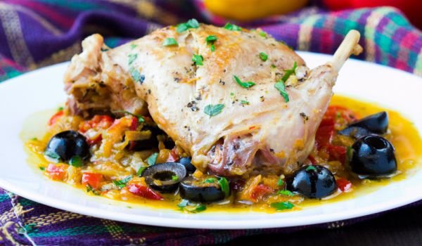 Заек с маслини и бекон