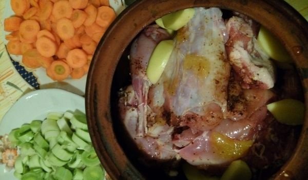 Заек с праз и моркови в гювеч