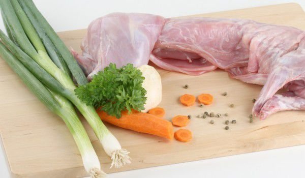 Заек в гювеч с червено вино