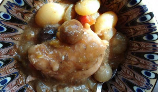 Заешка капама със сушени кайсии