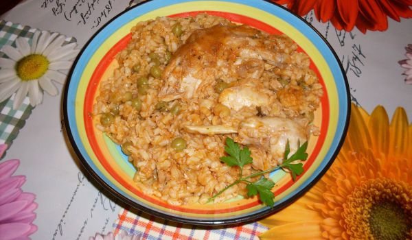 Заешко месо с ориз и грах