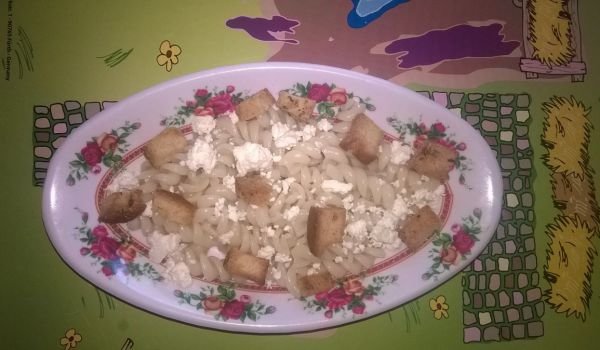 Закуска макарони с крутони