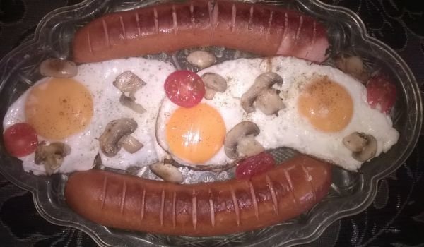 Закуска с яйца и наденица
