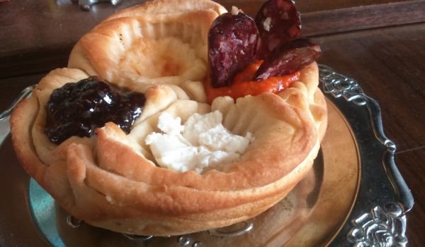 Закуска със сирене и колбас