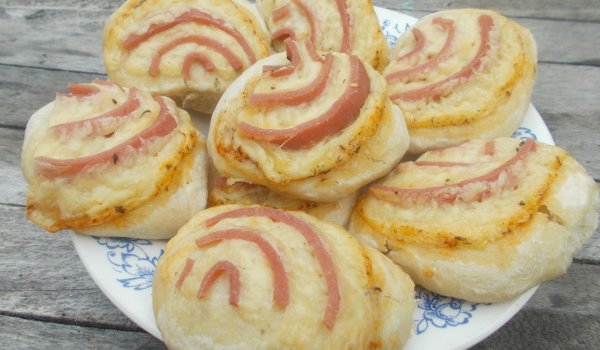 Закуски с роле от кашкавал и шунка
