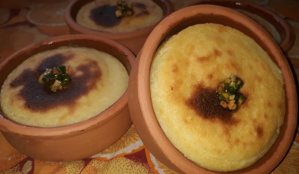 Запечен грис в глинени панички