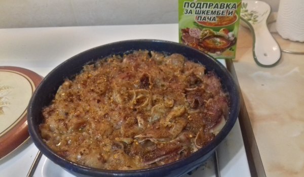 Запечена пикантна свинска пача