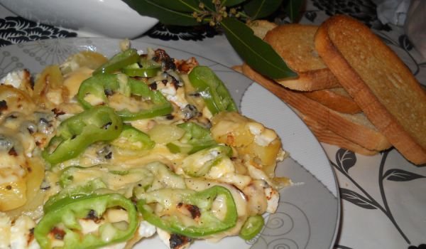 Запечени картофи със сирене, гауда и чушка