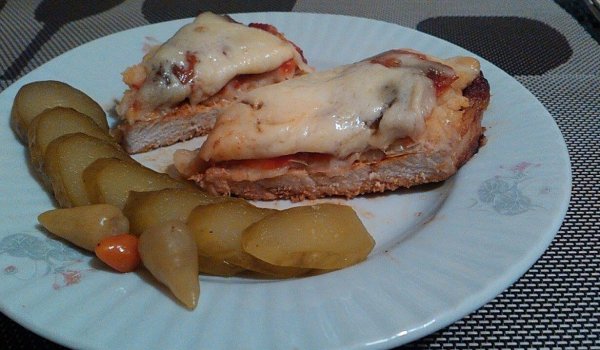 Запечени на фурна свински пържоли с боб, чушки и кашкавал