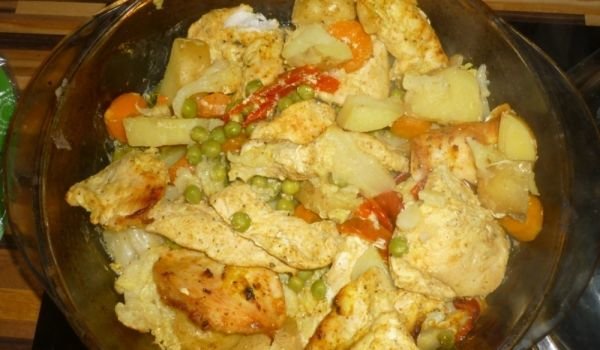 Запечени пилешки гърди със зеленчуци на фурна