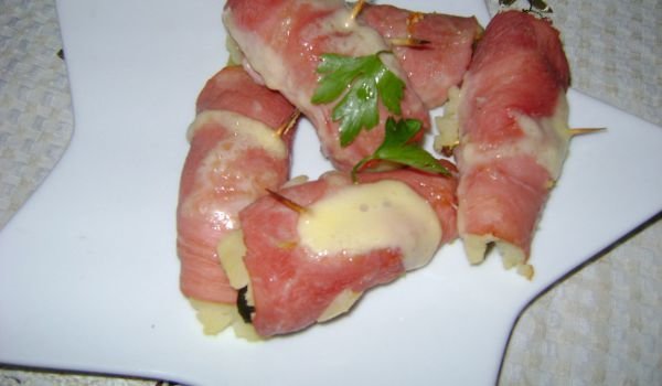 Запечени рулца от шунка с картофи и кисели краставички