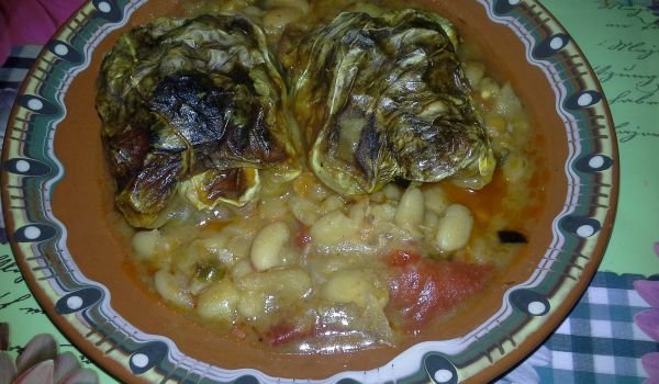 Запечени сарми със свинско върху боб