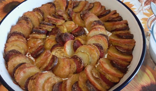 Запечени тиквички с картофи и наденица