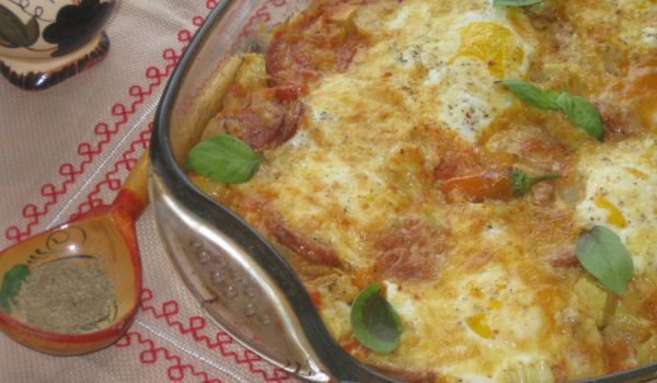 Запечени тиквички с колбас