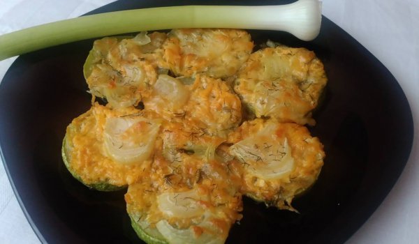 Запечени тиквички с моркови и кашкавал