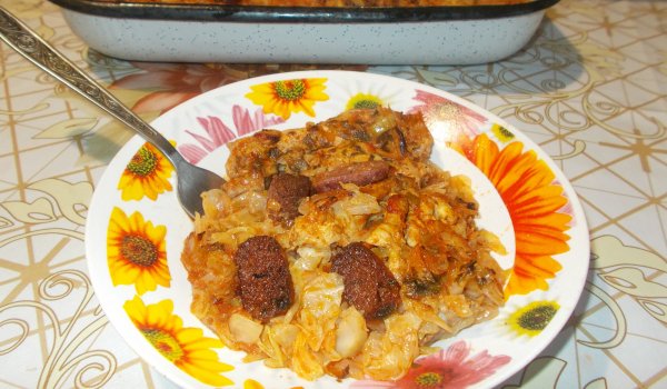 Запечено прясно зеле с пилешко месо и луканка