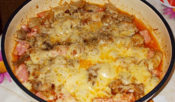 Запечено свинско шкембе с колбас и кашкавал