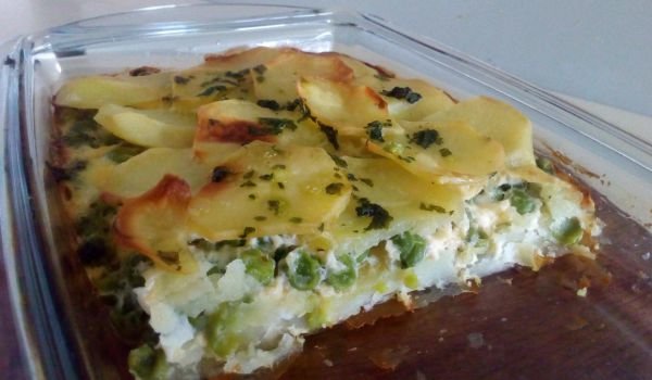 Запеканка картофи и грах с прясно мляко
