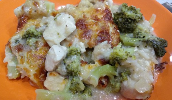 Запеканка пилешко с броколи в млечен сос с гъби